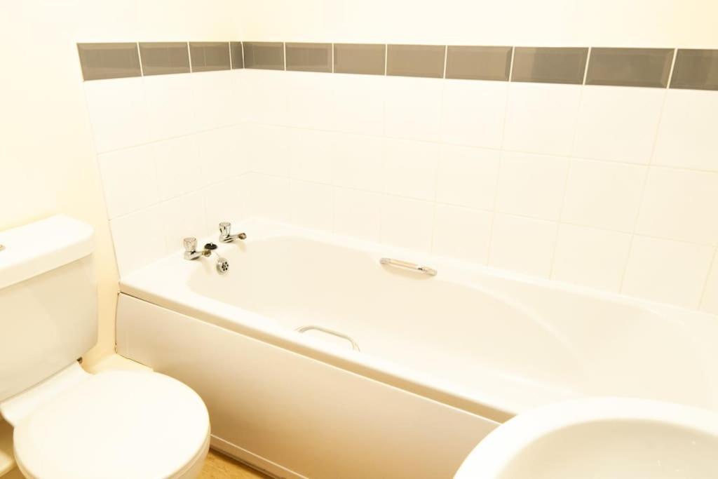*New* 2-Bed Modern Apartment Burton-upon-Trent Екстер'єр фото