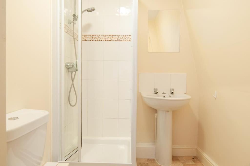 *New* 2-Bed Modern Apartment Burton-upon-Trent Екстер'єр фото